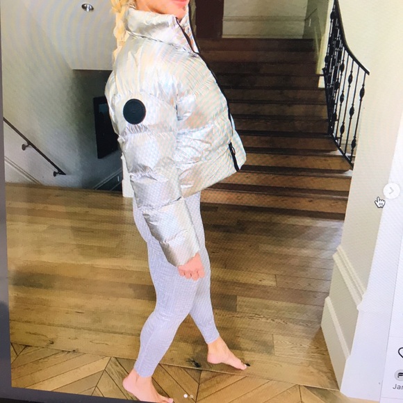 Nearly NEW SILVER PUFFER JACKET ZIP UP - Picture 3 of 16